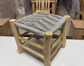 Sgabello in corda intrecciata a mano e legno, poggiapiedi boho naturale, piccola seduta d'accento