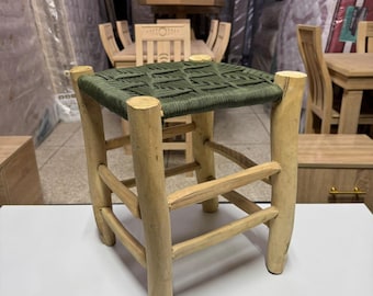 Handgefertigter Holzhocker mit Sitz aus handgeflochtenem Seil - Rustikales & Haltbares Design