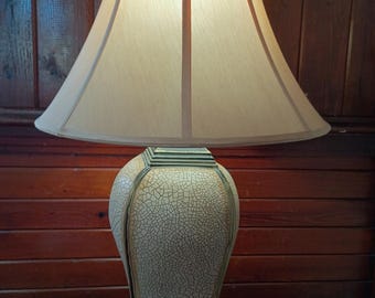 Lampada da tavolo a forma di urna in ceramica craquelé color crema e oro, dallo stile estremamente tradizionale, con paralume.