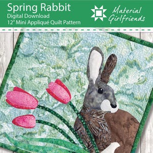 Peut inclure: Un patron de quilt mini appliqué de 30 cm intitulé "Spring Rabbit". La courtepointe présente un lapin avec des tulipes roses sur un fond vert et bleu. Le patron est un téléchargement numérique de Material Girlfriends.