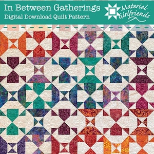 Może przedstawiać: Wzór patchworkowy do kołdry o nazwie "In Between Gatherings" autorstwa Material Girlfriends. Wzór zawiera kolorowe patchworkowe wzory z różnymi tkaninami w odcieniach czerwieni, pomarańczy, żółci, zieleni, błękitu, fioletu i bieli.