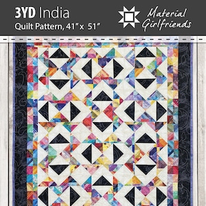 Pode incluir: Um padrão de colcha chamado "3YD India" de Material Girlfriends. O padrão é para uma colcha que mede 41 polegadas por 51 polegadas. A colcha apresenta um design geométrico colorido com triângulos e quadrados pretos sobre um fundo branco.