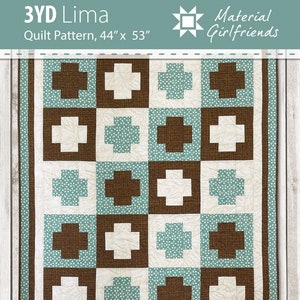 Pode incluir: Um padrão de colcha chamado "3YD Lima" de Material Girlfriends. O padrão é para uma colcha que mede 44 polegadas por 53 polegadas. O design da colcha apresenta um padrão repetitivo de quadrados marrons, brancos e azul-turquesa com um padrão de cruz.