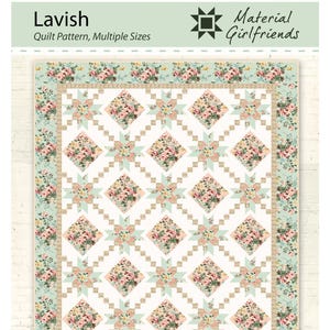 Può includere: Un modello di quilt intitolato "Lavish" di Material Girlfriends. La trapunta presenta un motivo floreale con rose rosa e gialle su sfondo bianco, incorniciato da un bordo floreale e dettagli a forma di stella. Il modello è disponibile in più misure.