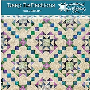 Op de afbeelding: Een quiltpatroon met de titel "Deep Reflections" van Material Girlfriends. Het patroon heeft een geometrisch ontwerp met een stervormig motief in tinten blauw, groen, paars en wit op een crèmekleurige achtergrond.