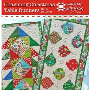 Może przedstawiać: Dwa wzory patchworkowych bieżników na stół świąteczny. Jeden wzór przedstawia choinkę wykonaną z kolorowych kwadratów tkaniny. Drugi wzór przedstawia rząd świątecznych ozdób wykonanych z kolorowych kwadratów tkaniny. Na zdjęciu widoczny jest tekst "Charming Christmas Table Runners quilt pattern" i "Material Girlfriends".
