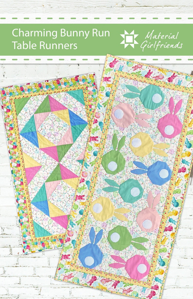 Puede incluir: Dos caminos de mesa con tem&aacute;tica de conejitos. Un camino de mesa presenta un dise&ntilde;o geom&eacute;trico con tri&aacute;ngulos rosas, azules, verdes y amarillos. El otro camino de mesa presenta un patr&oacute;n repetitivo de conejitos en blanco, rosa, azul y verde. Ambos caminos de mesa tienen un borde amarillo y blanco.