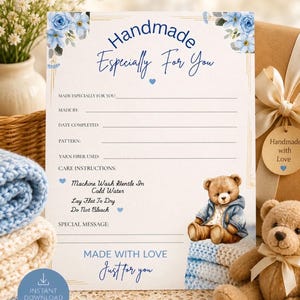 Könnte beinhalten: Eine rechteckige Karte mit blauen Blumenakzenten und einer Teddybär-Illustration. Der Text lautet: Handmade Especially For You, Made Especially For You, Made By, Date Completed, Pattern, Yarn Fiber Used, Care Instructions, Special Message, Made With Love Just For You.
