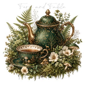 Pode incluir: Um bule e uma chávena a condizer sobre um pires verde-escuro, decorados com motivos florestais dourados, veados e estrelas. O conjunto é rodeado por fetos verdes, musgo, flores brancas e pequenos cogumelos. O texto Fern and Fable é visível.
