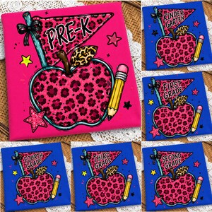 Könnte beinhalten: Ein leuchtend rosa Stoffquadrat mit einem Apfel im Leopardenmuster, einem gelben Bleistift und einem Wimpel mit der Aufschrift PRE-K. Das Design enthält schwarze Schleifen und kleine Sterne. Das Bild zeigt auch blaue Stoffquadrate für andere Klassen.