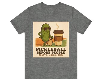 Camiseta de pickleball "Pickleball Before People" / Camiseta con dibujo animado de un pepinillo y una taza de café