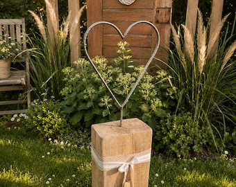 Eichenholz-Stele mit Herz aus Stahl | Gartendeko | Haustür-Dekoration | Handgefertigt | Rostoptik | Geschenk zur Hochzeit