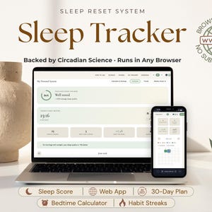 以下が含まれることがあります： ノートパソコンとスマートフォンの画面に表示されたデジタル睡眠追跡システム。インターフェースには80パーセントの睡眠スコア、就寝時間計算機、習慣の継続が表示されています。テキストには「Sleep Reset System」、「Sleep Tracker」、「30-Day Plan」と記載されています。