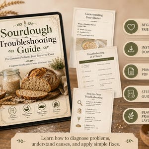 Pode incluir: Um tablet digital exibindo um guia de solução de problemas de massa fermentada com um pão e um pote de fermento na tela, acompanhado por páginas impressas e cinco etiquetas ovais listando recursos como Beginner Friendly e Instant Download.
