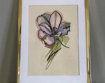 Cuadro bordado floral enmarcado / Tapiz botánico para pared / Flor bordada a máquina / Decoración textil para el hogar / Regalo para ella