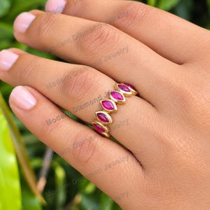 Anillo de eternidad con rubí marquesa, anillo de boda de oro con rubí, anillo apilable con piedras preciosas engastadas en bisel, joyería de piedra natal de julio, delicado anillo con piedra preciosa rosa.