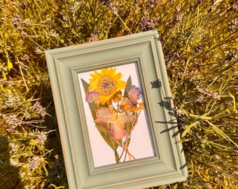 Handverlesene, gepresste Blumen im Rahmen