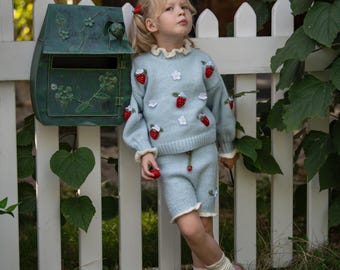 Erdbeer Strick Baby Pullover, Alpaka Kinder Pullover, Cottagecore Kleinkind Rüschen Pullover-Handgefertigte Grobstrick Geschenk
