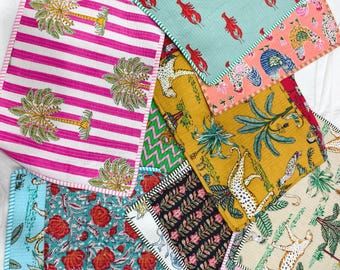 Set van katoenen placemats met blokdruk - Indiase bloemenprint, gewatteerde katoenen tafeldecoratie, handbedrukte, gewatteerde, omkeerbare placemats met servet.