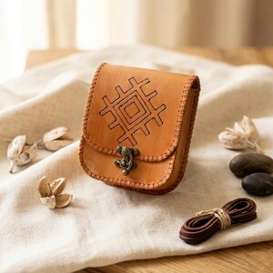 Bolso tote artesanal de cuero con el símbolo "pıtrak", un símbolo para alejar el mal de ojo y que representa la abundancia y la prosperidad.