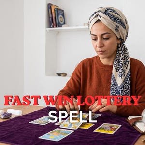 Könnte beinhalten: Eine Person in einem rostfarbenen Pullover und einem gemusterten Kopftuch sitzt an einem Holztisch mit einem violetten Tuch, Tarotkarten, einer brennenden gelben Kerze und einer Kristallkugel. Der rote Text FAST WIN LOTTERY SPELL ist eingeblendet.