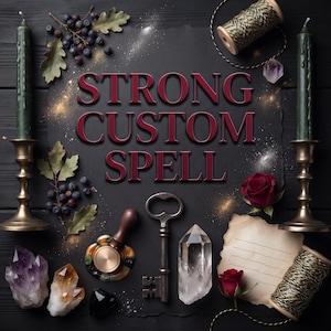 Könnte beinhalten: Eine schwarze Oberfläche zeigt den Text STRONG CUSTOM SPELL in roten Buchstaben, flankiert von zwei grünen Kerzen in Messinghaltern, Amethyst- und Quarzkristallen, einem Metallschlüssel, einem Wachssiegelstempel, roten Rosen, Beeren und Garnrollen.