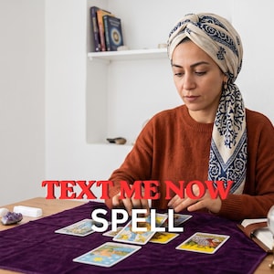 Könnte beinhalten: Eine Person in einem rostfarbenen Pullover und einem gemusterten Kopftuch sitzt an einem Holztisch mit einem violetten Tuch, Tarotkarten, einer brennenden gelben Kerze und einer Kristallkugel. Der rote Text "TEXT ME NOW SPELL" ist eingeblendet.