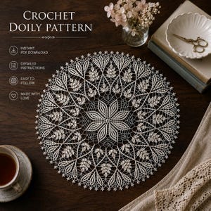 Könnte beinhalten: Eine kreisförmige weiße Häkeldeckchen mit einem zentralen sternförmigen Blumenmotiv, umgeben von komplizierten Blattmustern und feinen Netzstichen. Der Text CROCHET DOILY PATTERN ist zusammen mit Symbolen für PDF-Downloads sichtbar.