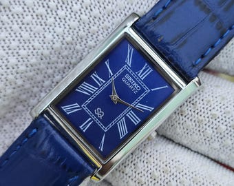 Vintage Seiko Quartz Tank Blau Roman Zifferblatt SilverTone Rechteckige Gehäuse Blau Lederarmband Uhr