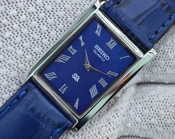 Vintage Seiko Quartz Tank Blau Roman Zifferblatt Silber Ton Rechteckige Gehäuse Lederband Uhr