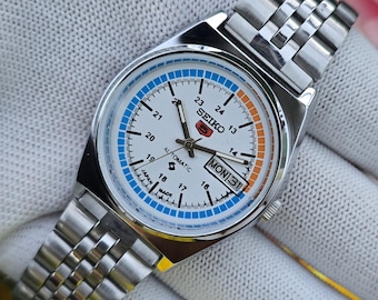 Vintage Seiko 5 Automatik Weiß 24H Zifferblatt Day Date Jubilee Armbänder Japanische Herrenuhr