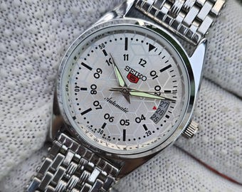 Vintage Seiko 5 Automatic Silver Textured Dial 21Jewels Stainless Steel Bracelet Japan Mechanical Watch