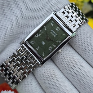 Reloj de pulsera unisex vintage Seiko Tank Quartz con esfera verde oliva y acabado plateado, rectangular, restaurado, fabricado en Japón.