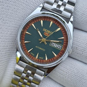 Montre vintage Seiko 5 automatique avec jour et date, cadran vert, bracelet en acier inoxydable remis à neuf, fabrication japonaise