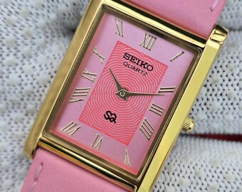 Vintage Seiko Quartz Tank Rosa Zifferblatt Gold-Ton-rechteckige Gehäuse Rosa Lederarmband Uhr