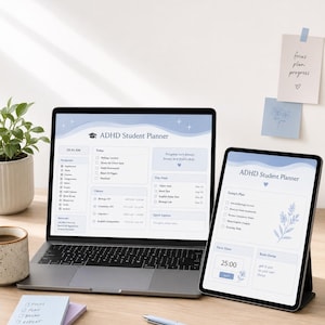 Op de afbeelding: Een laptop en een tablet met een digitale ADHD Student Planner-interface met blauwe golvende kopteksten, takenlijsten en lesroosters. Een lichtblauwe pen en een stapel memoblaadjes met de tekst focus, plan, break, repeat zijn aanwezig.