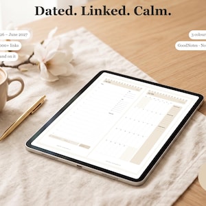 Op de afbeelding: Een digitale tablet met een planner-interface en de tekst Dated. Linked. Calm. Het scherm toont een kalenderindeling met beige accenten, gedateerd van juli 2026 tot juni 2027, met 469 pagina's, 7.000+ links en compatibiliteit voor GoodNotes.
