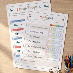 Può includere: Due fogli di carta stampati con un grafico My Bedtime Passes e una lista di controllo My Morning. La lista del mattino include attività come Get up when the alarm goes, Make your bed, Get dressed, Eat breakfast, Brush teeth and hair, Pack your bag e Shoes and coat on, con uno sfondo arcobaleno e una griglia di monitoraggio settimanale.