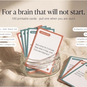 Op de afbeelding: Een set van 100 printbare kaarten genaamd Two-Minute Wins, met teksten zoals Set a timer for 2 minutes. Stop when it rings, even if you are enjoying it. De kaarten zitten in een doorzichtige glazen pot, met extra kaarten die ernaast liggen.
