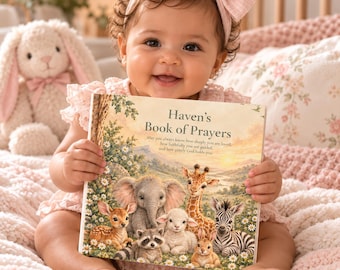 Op de afbeelding: Een hardcover boek getiteld Haven's Book of Prayers met een kleurrijke illustratie van een reekalf, olifant, wasbeer, lam, giraf, konijn en zebra. De boekomslag bevat tekst over geliefd, geleid en vastgehouden worden door God.