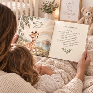 Op de afbeelding: Een hardcover boek open op een pagina met een girafillustratie en de tekst You Are Wonderfully Made, met op de tegenoverliggende pagina A Prayer of Purpose een gebed over een kind dat met liefde, zorg en een doel is gecre&euml;erd.