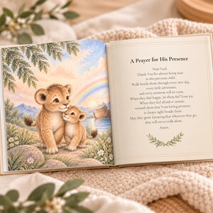 Op de afbeelding: Een open kinderboek met een kleurrijke illustratie van twee leeuwenwelpjes die samen bij een waterkant staan, met een regenboog en een houten boot op de achtergrond. De tegenoverliggende pagina toont de tekst A Prayer for His Presence.