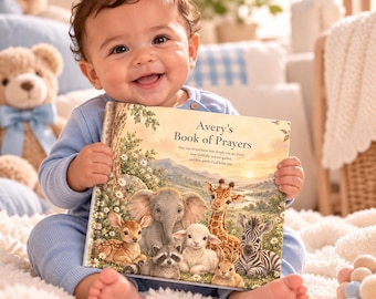 Op de afbeelding: Een hardcover boek getiteld Avery's Book of Prayers met een kleurrijke illustratie van een reekalf, olifant, wasbeer, lam, giraf, zebra en konijn. De tekst op de kaft luidt, May you always know how deeply you are loved, how faithfully you are guided, and how gently God holds you.