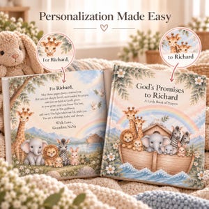 Op de afbeelding: Een gepersonaliseerd kinderboek getiteld God's Promises to Richard, A Little Book of Prayers. De kaft en de open pagina bevatten illustraties van een houten ark gevuld met een giraf, olifant, leeuw, zebra en konijn, tegen een achtergrond van een regenboog.