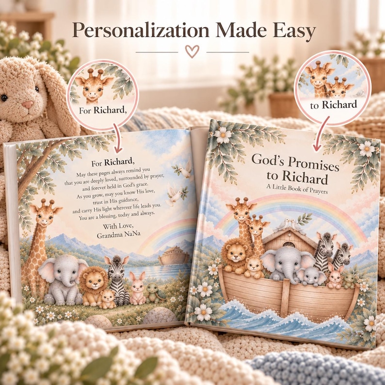 Op de afbeelding: Een gepersonaliseerd kinderboek getiteld God's Promises to Richard, A Little Book of Prayers. De kaft en de open pagina bevatten illustraties van een houten ark gevuld met een giraf, olifant, leeuw, zebra en konijn, tegen een achtergrond van een regenboog.