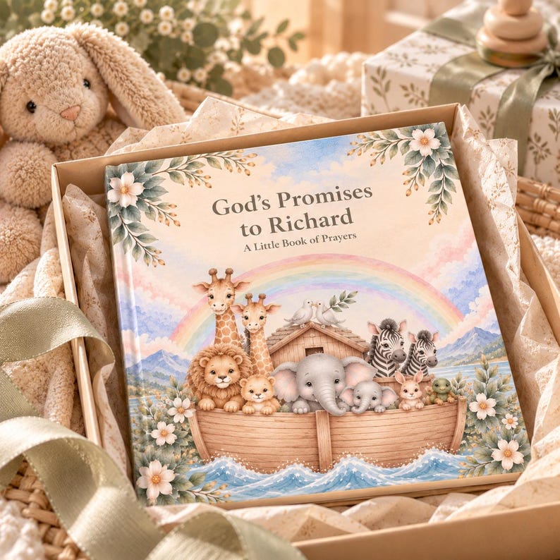 Op de afbeelding: Een vierkant hardcover boek met de titel God's Promises to Richard: A Little Book of Prayers. De kaft bevat een aquarelillustratie van een houten ark gevuld met een leeuw, giraf, olifant, zebra en andere dieren onder een regenboog.