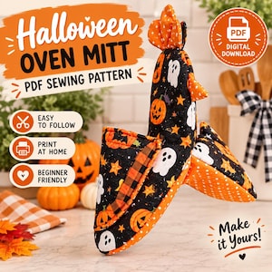 Könnte beinhalten: Ein hühnerförmiger Ofenhandschuh mit schwarzem Stoffgrund, bedruckt mit weißen Geistern, orangefarbenen Kürbissen und gelben Sternen. Der Handschuh hat einen orange-schwarzen Karobesatz und einen orangefarbenen Kamm mit Punkten am Kopf.