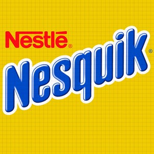 以下が含まれることがあります： Nestlé Nesquikのロゴは、明るい黄色の背景に薄いグリッドパターンが施され、その上にサンセリフ体の赤いNestléのブランド名と、大きく太字で青く丸みを帯びた、わずかに傾いたNesquikのテキストが配置されています。