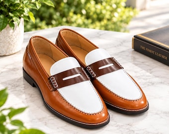Mocassini da uomo bicolore, scarpe eleganti in vera pelle color cognac e bianco, realizzate a mano. Calzature di lusso per occasioni formali e ufficio.