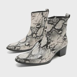 Peut inclure: Une paire de bottines avec un motif peau de serpent noir et blanc. Ces bottines présentent un bout pointu, une fermeture éclair latérale et un talon bloc noir uni. Le motif recouvre tout l'extérieur avec un imprimé écailles texturé.